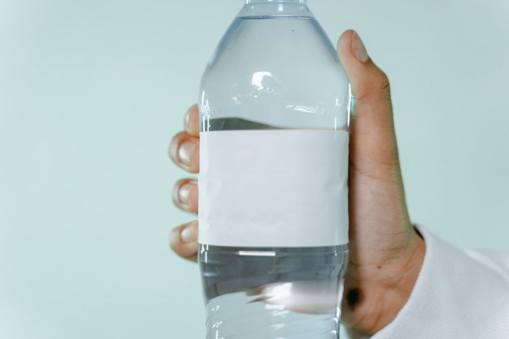 Woda w plastikowej butelce – czy i kiedy ją kupować?