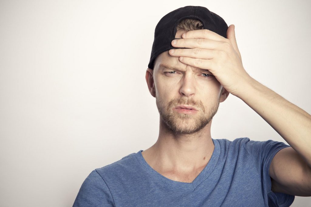 Klasterowy czy napięciowy ból głowy? Sprawdź rodzaje bólów głowy i jak sobie z nimi radzić?
